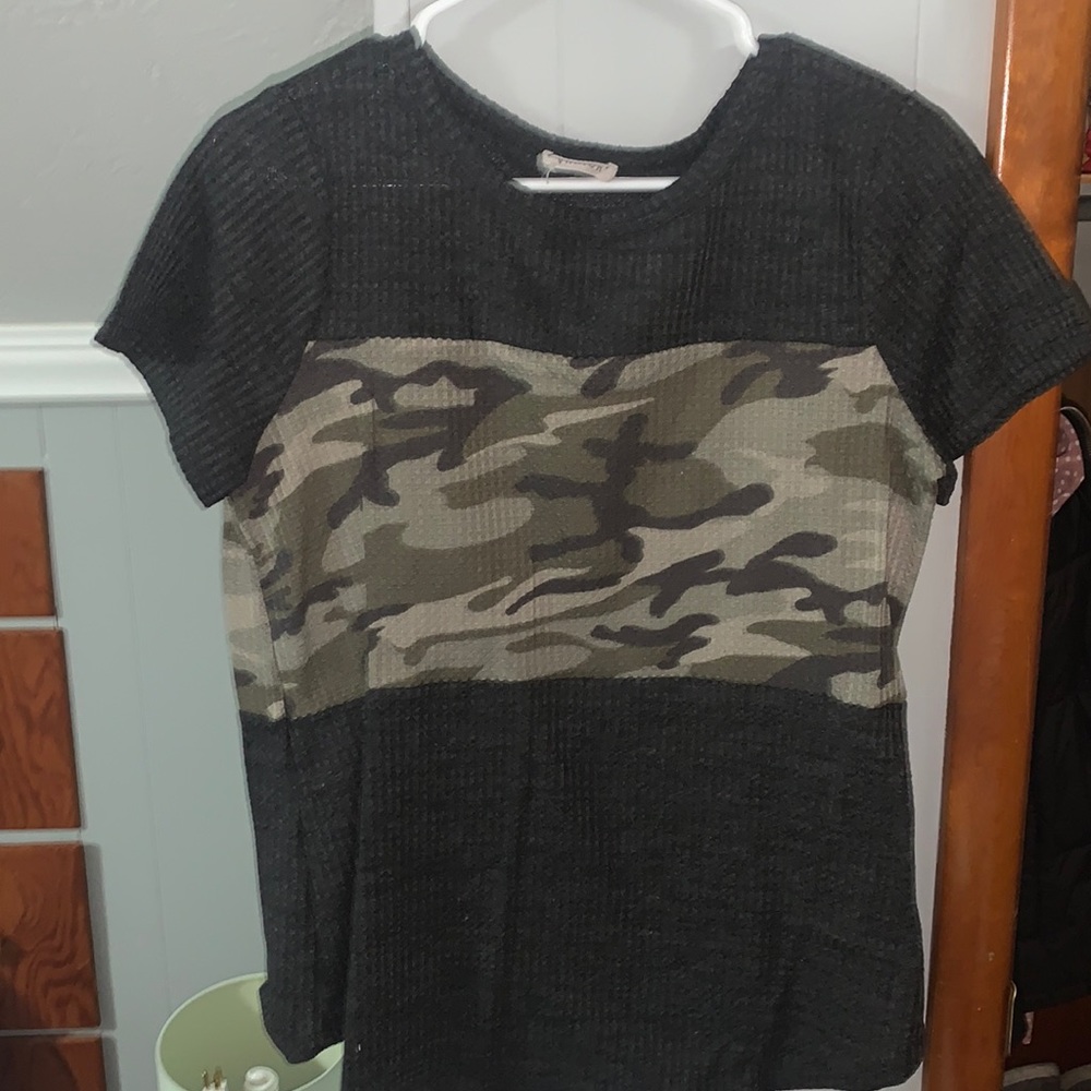 Medium Ribbed camo and dark grey top